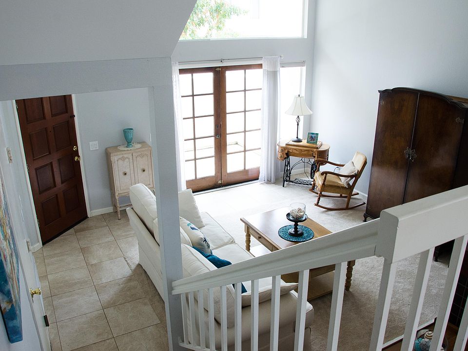 Living Room/Entry