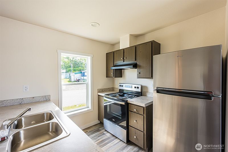 4th image of 621 Calawah Way #24