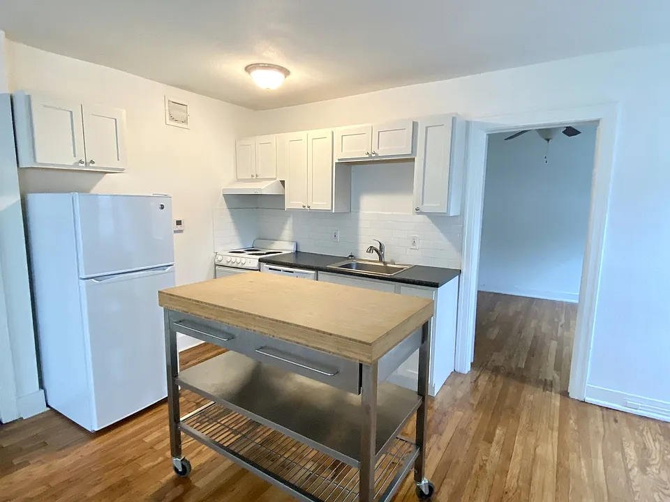 3713 Summit St #203
