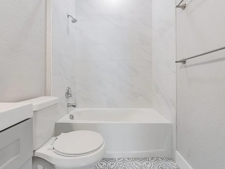 2321 W Green St — Photo 19