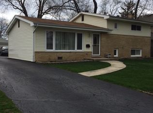 708 Wilshire Dr, Mount Prospect, IL 60056