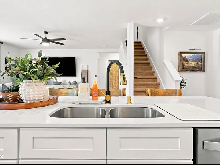 1041 Persimmon Ln — Photo 8