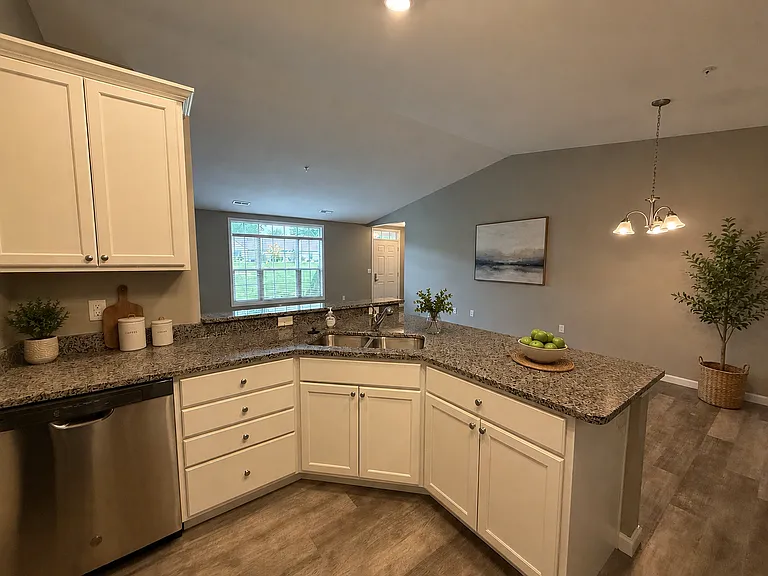 Hermitage Hills Apartments — Photo 17