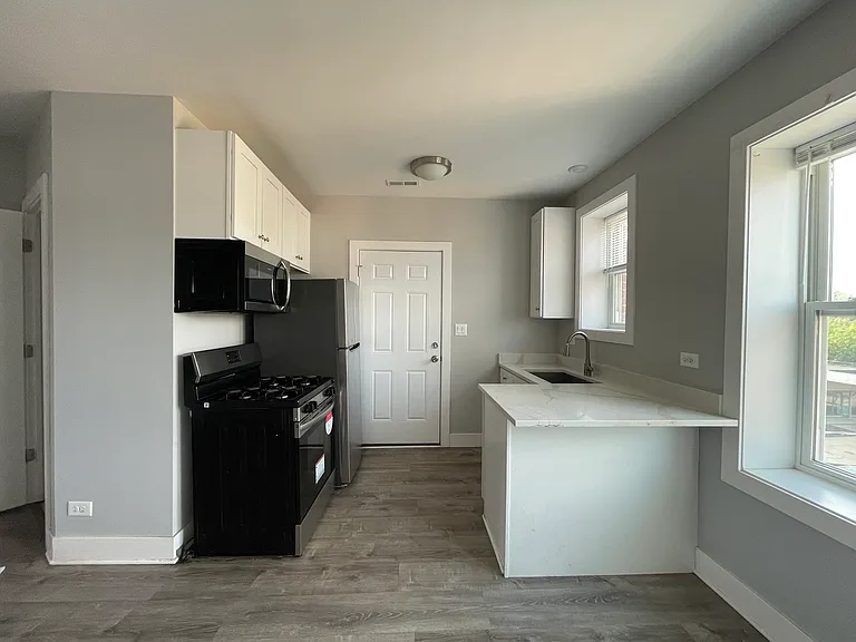 722 N Austin Blvd #1E — Photo 4
