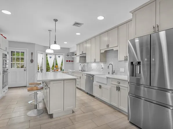 4 Benjamin Pl Unit 4, Chestnut Hill, MA 02467