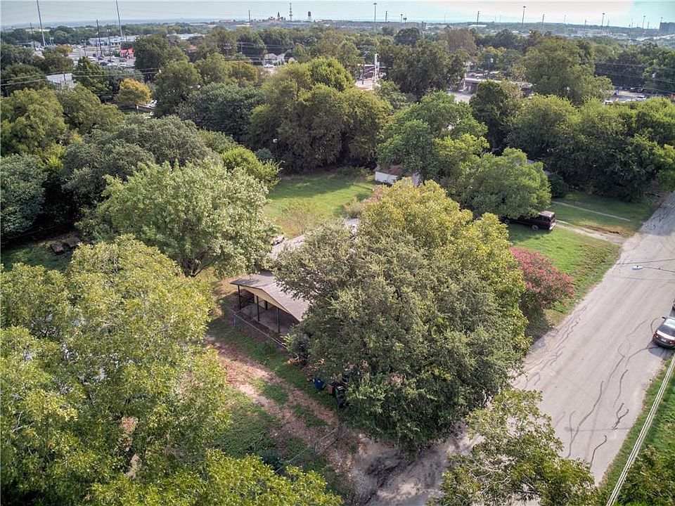 1st image of 608 Clifford Dr
