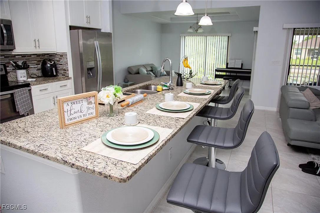 4 bed, 3.0 bath, 2211 sqft, $2,800 — Photo 3