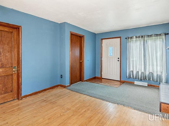 3rd image of 924 Michigan Ave