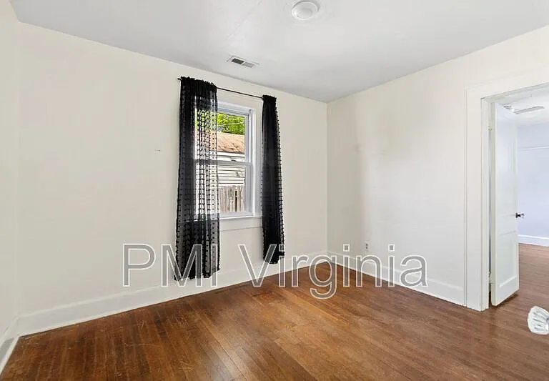 818 W 42nd St — Photo 12