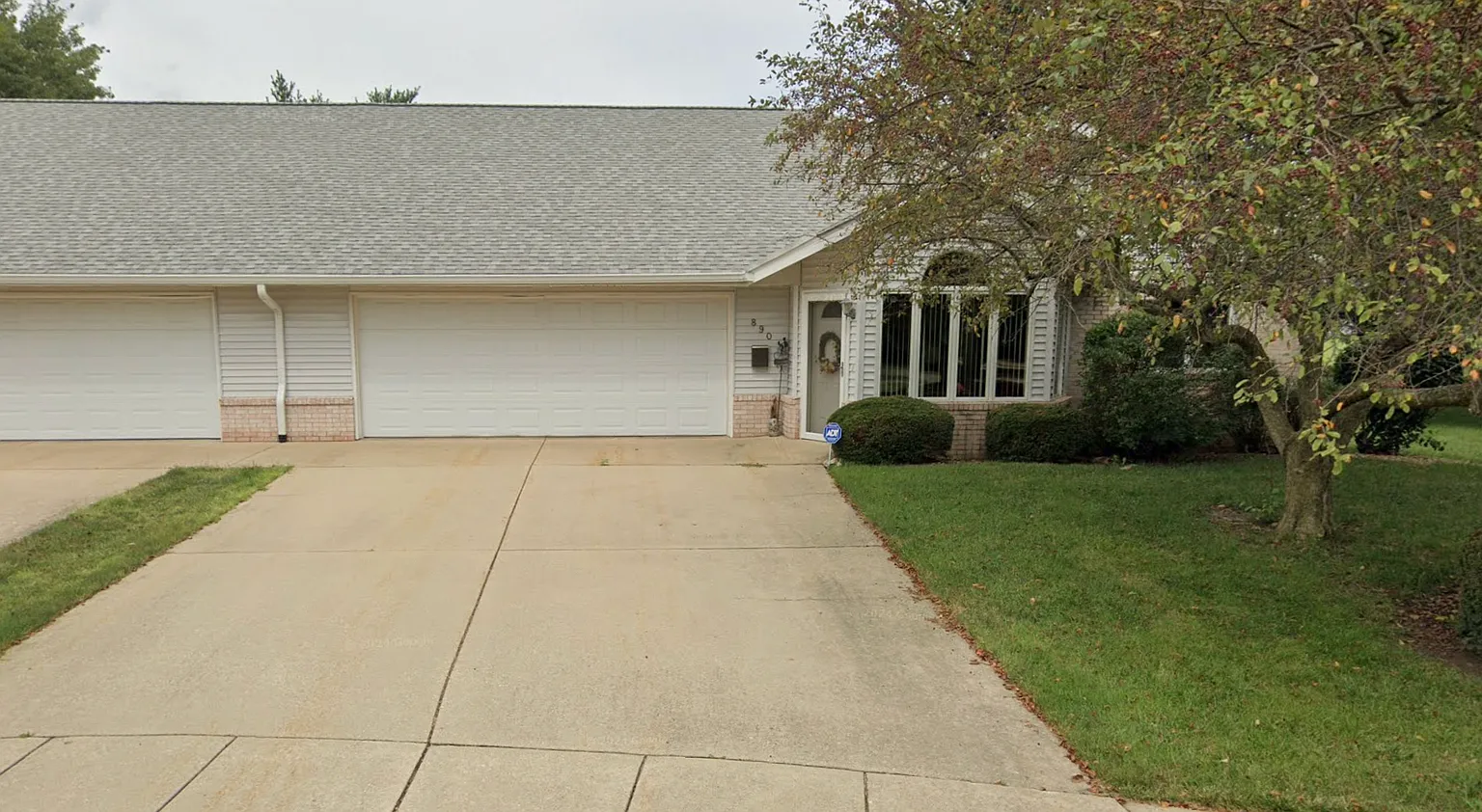890 Hope Dr photo 1