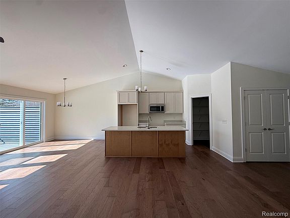 5th image of 1089 Camellia Cir #31