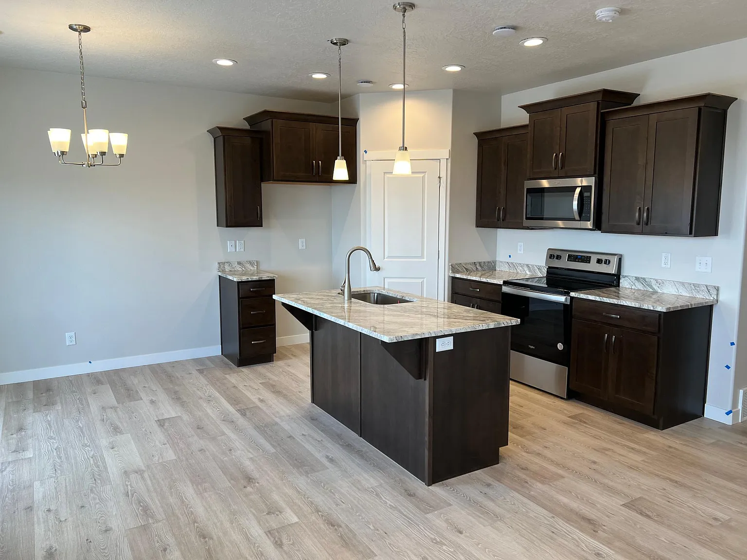 3 bed, 2.5 bath, 2400 sqft, $2,200 — Photo 3