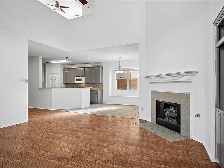 4401 Caledonia Creek Ln — Photo 3