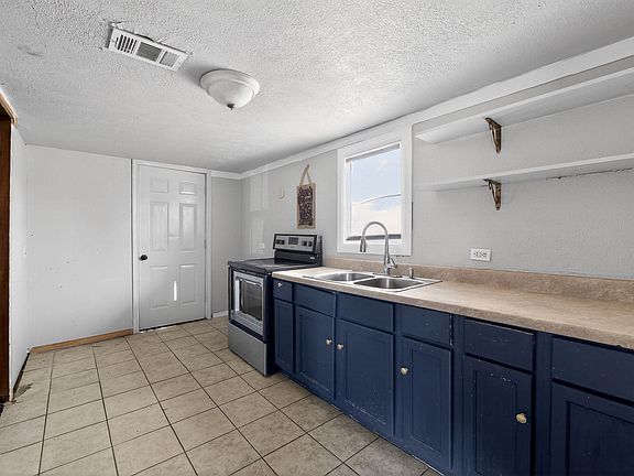4th image of 706 W 5th St