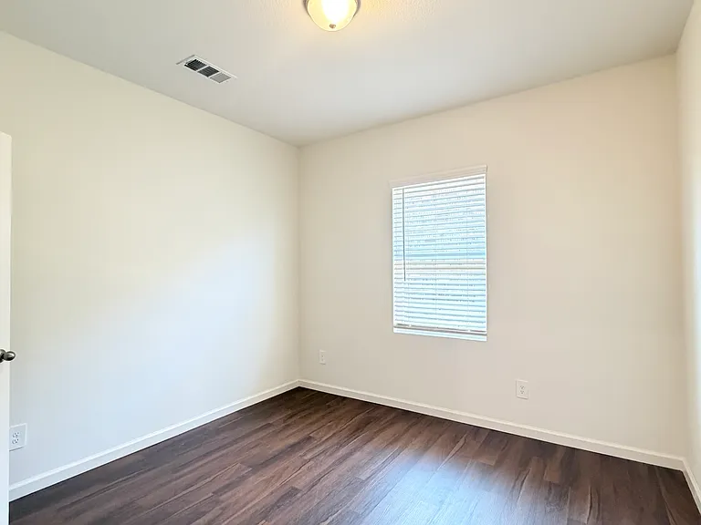 717 Yorkshire Dr — Photo 11