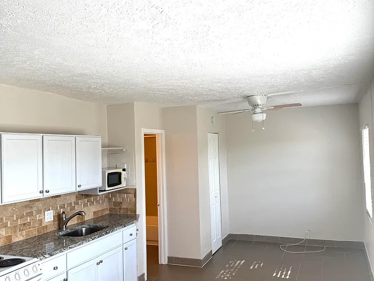 605 N Federal Hwy #14 — Photo 2