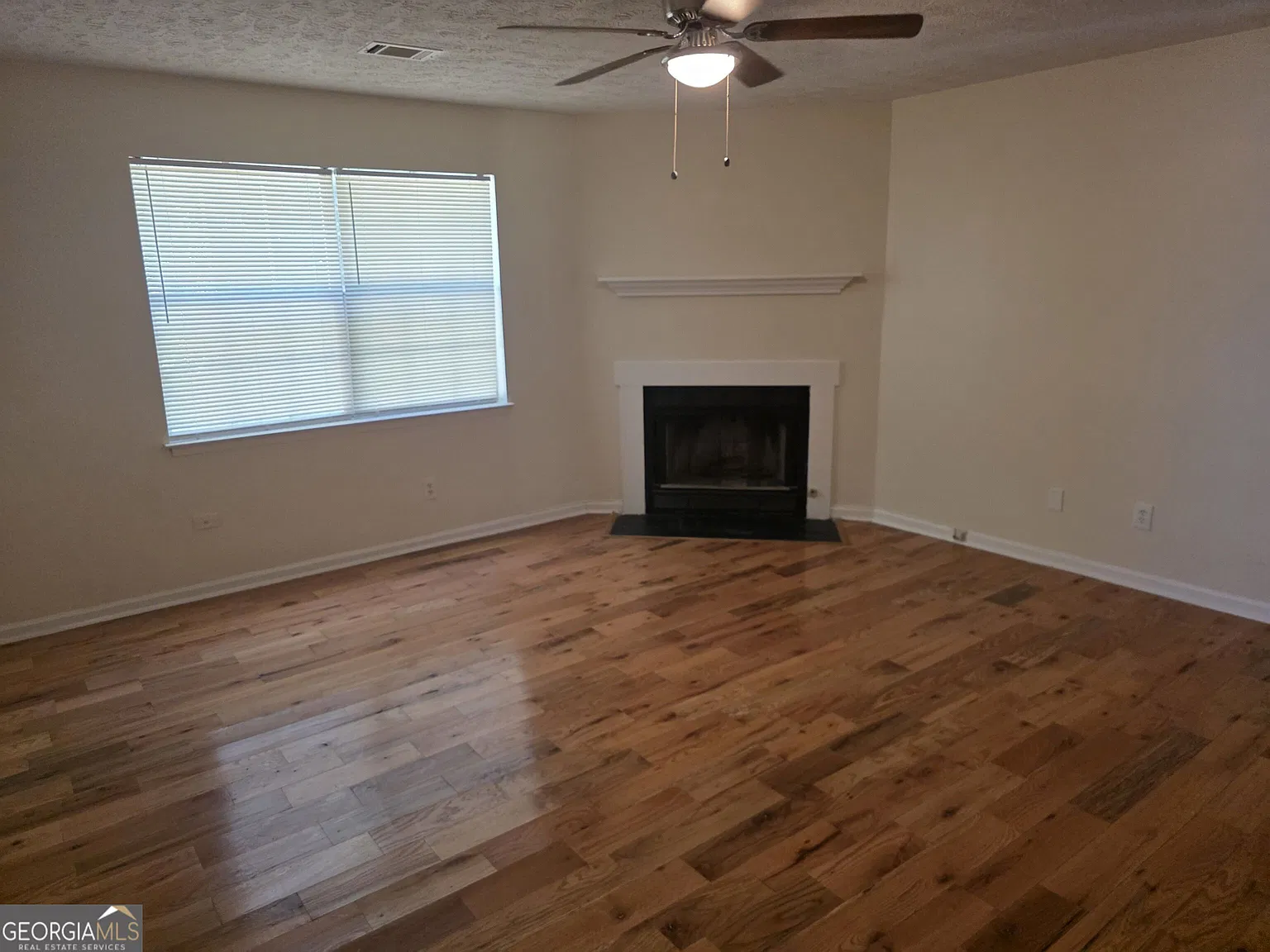 3 bed, 2.0 bath, 2600 sqft, $1,500 — Photo 2