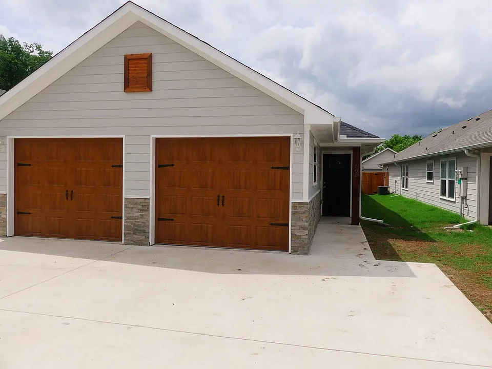 608 E College St #610