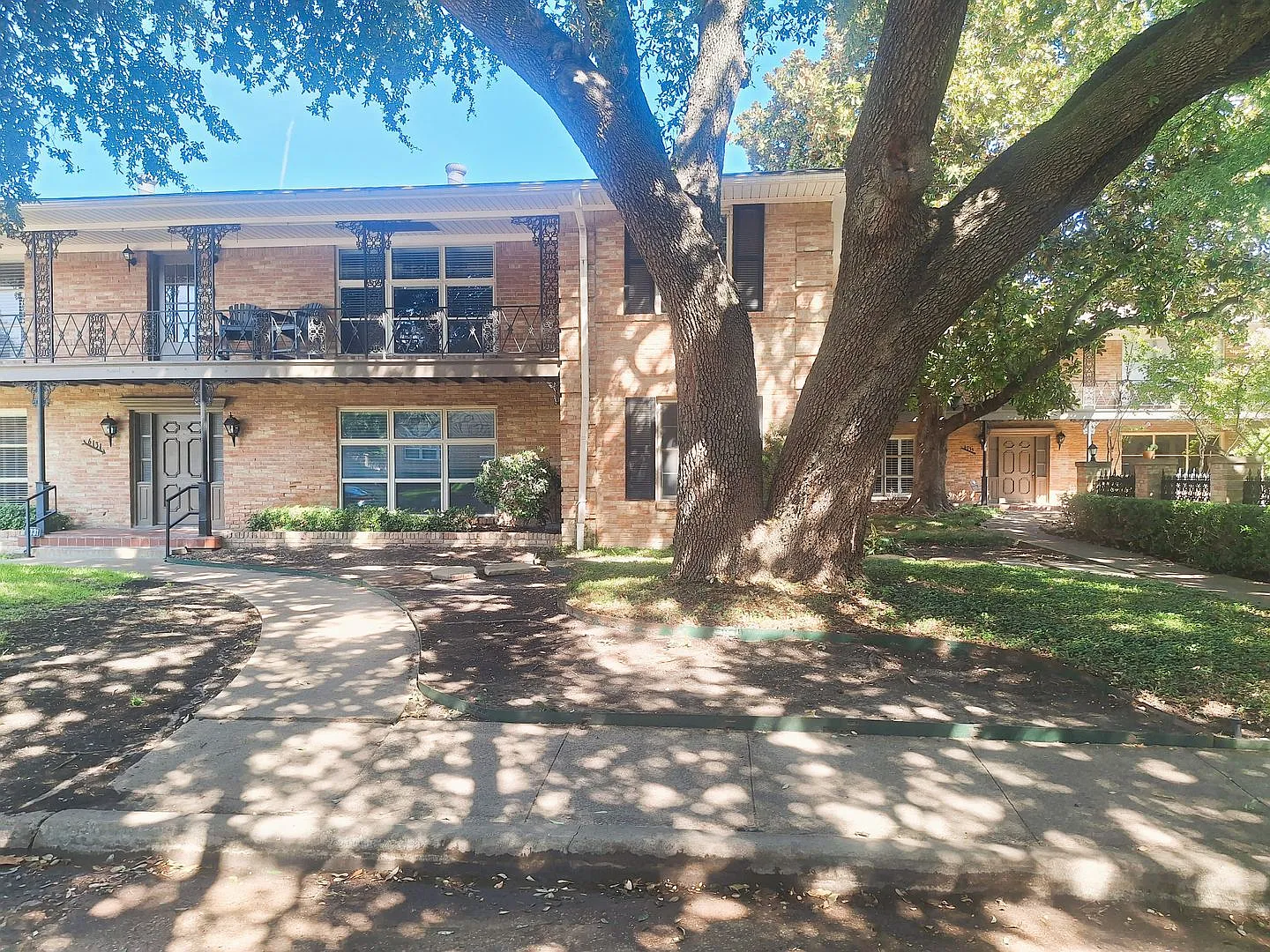 2BD/2BA Condo "Behind the Pink Wall" — Photo 3