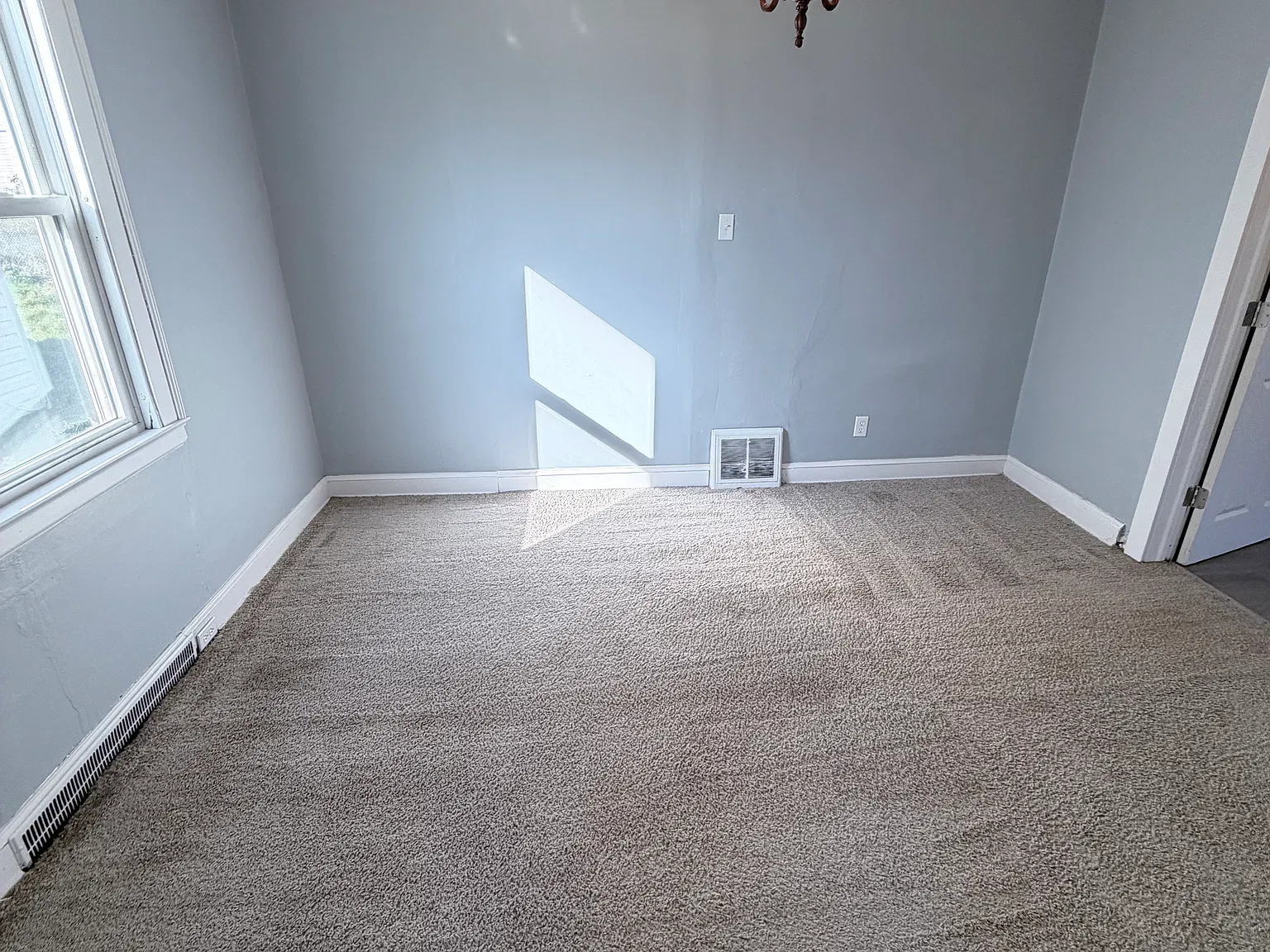 4 bed, 1.5 bath, 1348 sqft, $1,300 — Photo 4