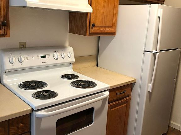 5th image of 1082 Robinson St