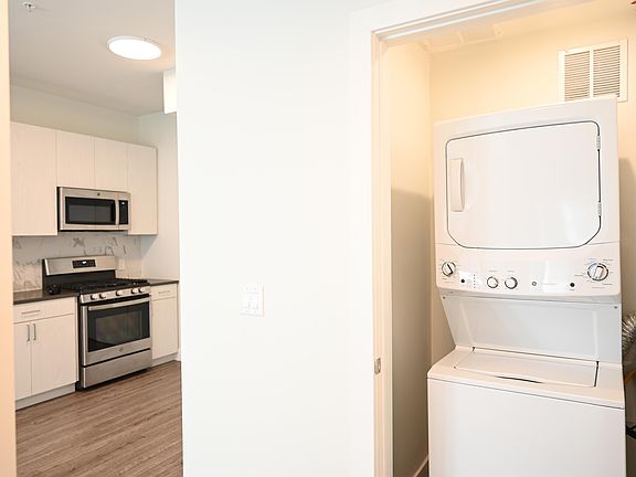 4th image of 475 William St Unit 507