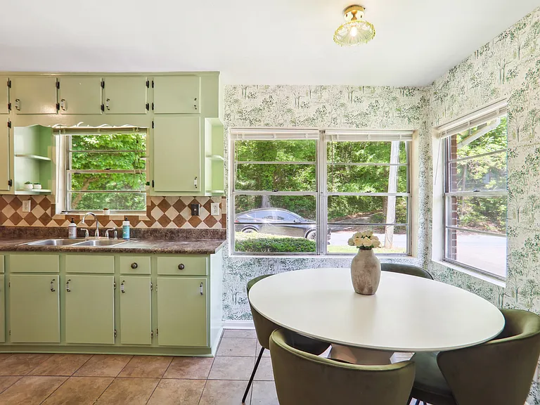 24 Grove Park Pl NW — Photo 8