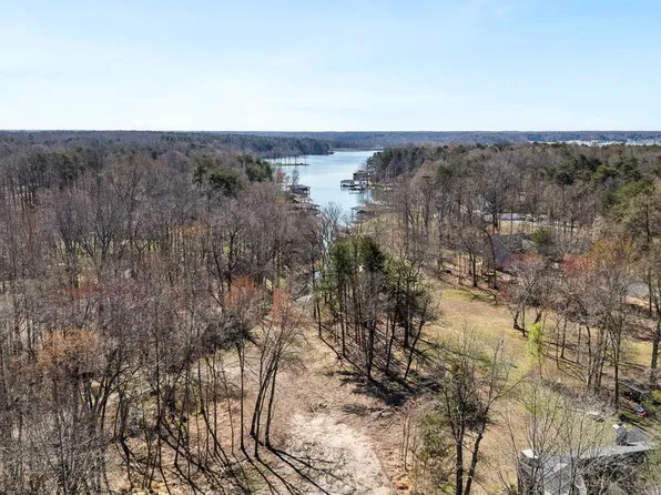 2501 Lake Forest Ln, Bumpass, VA 23024