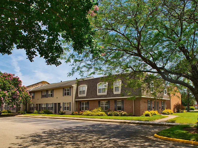 Emerald Point Apartments & Townhomes — Photo 30
