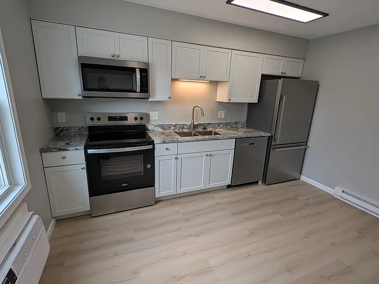 1550 Hawk Cir — Photo 2