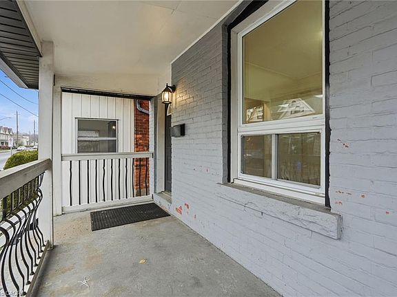 3rd image of 39 Burlington St E