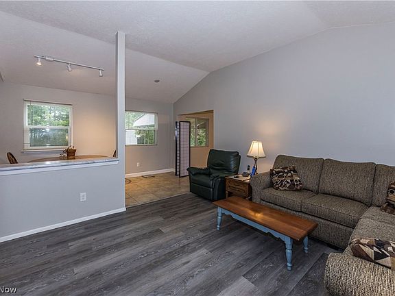 5th image of 69 N Oakmont Dr
