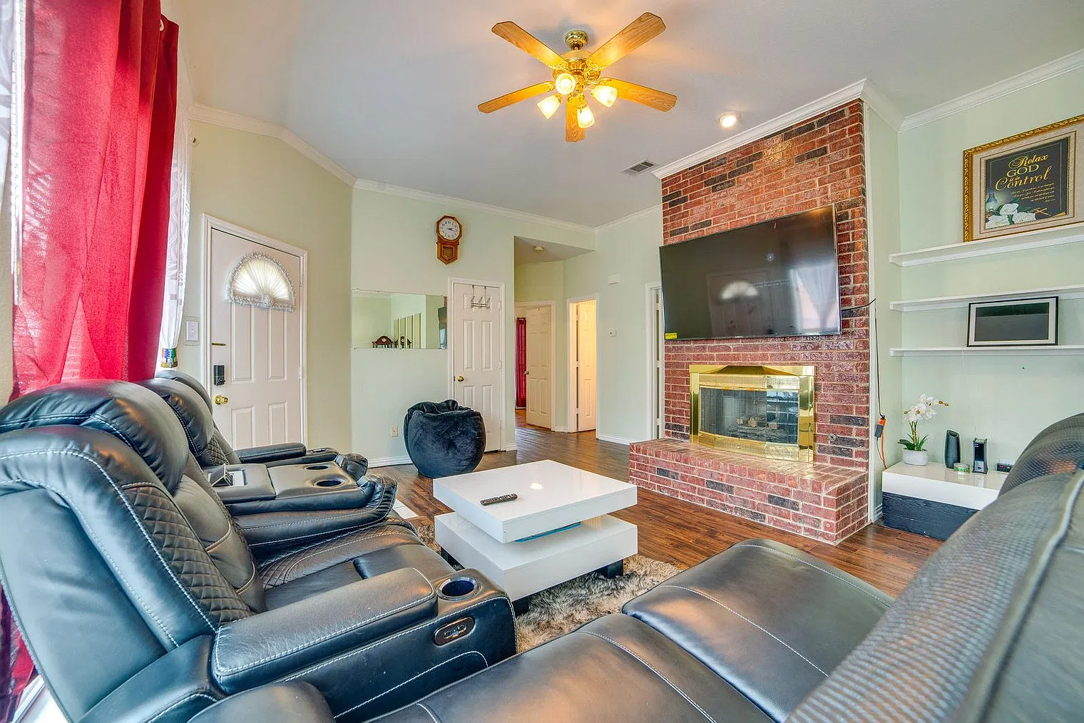 3 bed, 2.0 bath, 1399 sqft, $3,933 — Photo 2