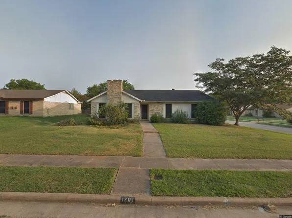 1201 Meadow Creek Dr, Lancaster, TX 75146