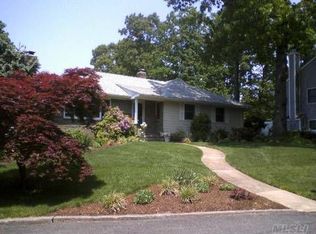 5 Summitview Dr, Bayville, NY 11709
