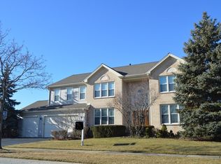 1800 Kensington Dr, Algonquin, IL 60102