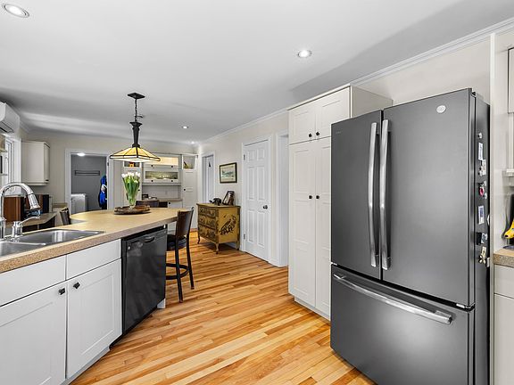 4th image of 254 Colin Ave