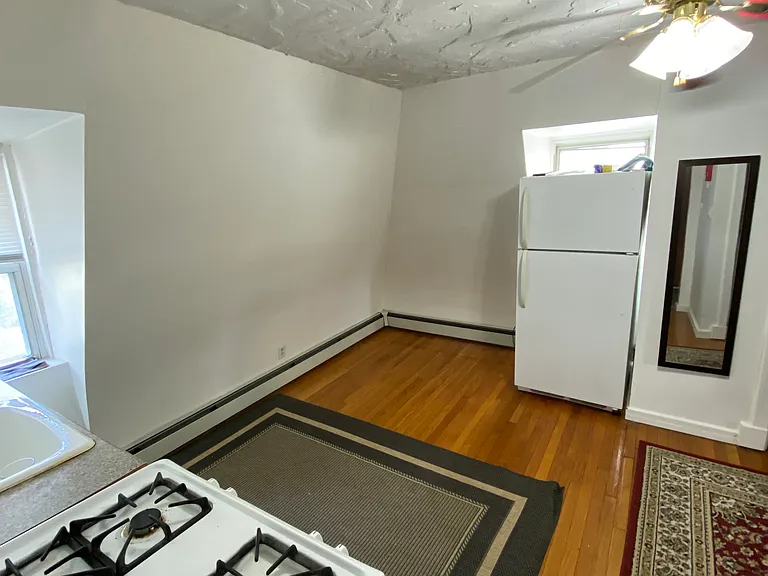 842 E 4th St #3 — Photo 4