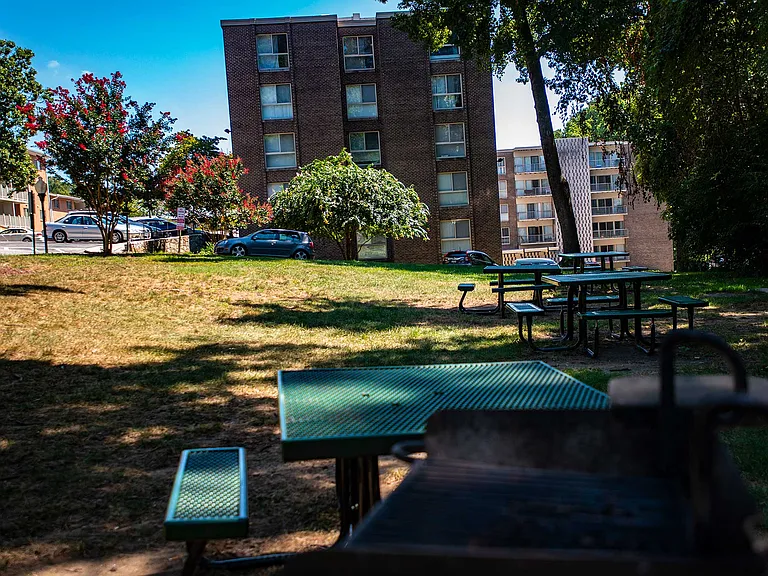 Silver Spring House Apartments Picnic Tables