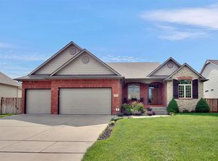 831 N Crescent Lakes Pl, Andover, KS 67002