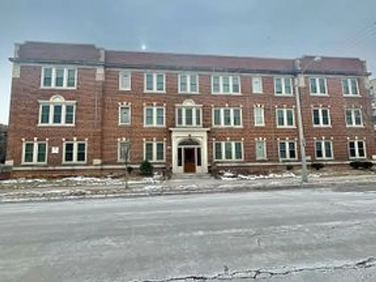 1725 E Park Pl — Photo 1