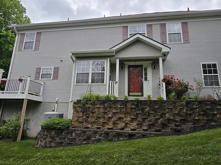 222 Fountayne Ln — Photo 2