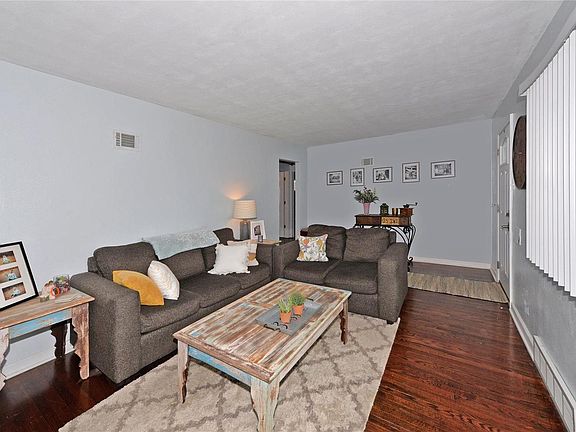 3rd image of 315 Southwark Ln