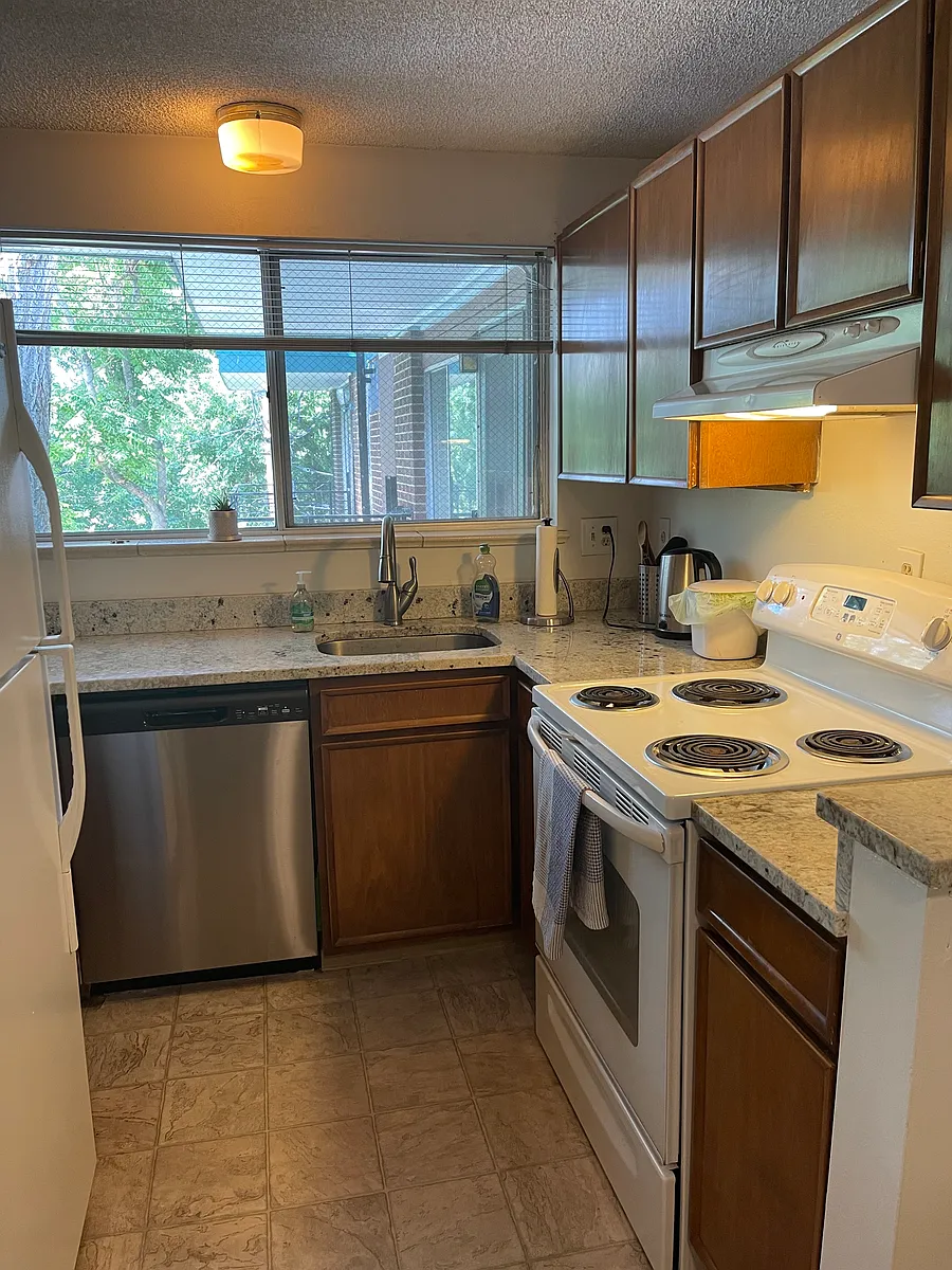 Building Photo - 875 Alpine Ave #2