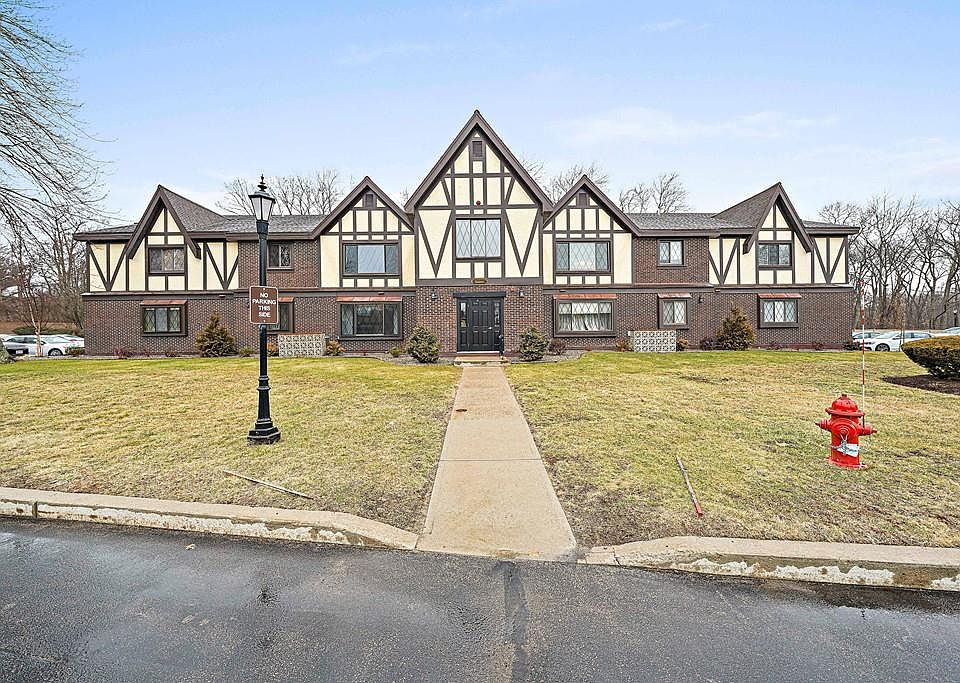 1st image of 16 Royal Lake Dr APT 3