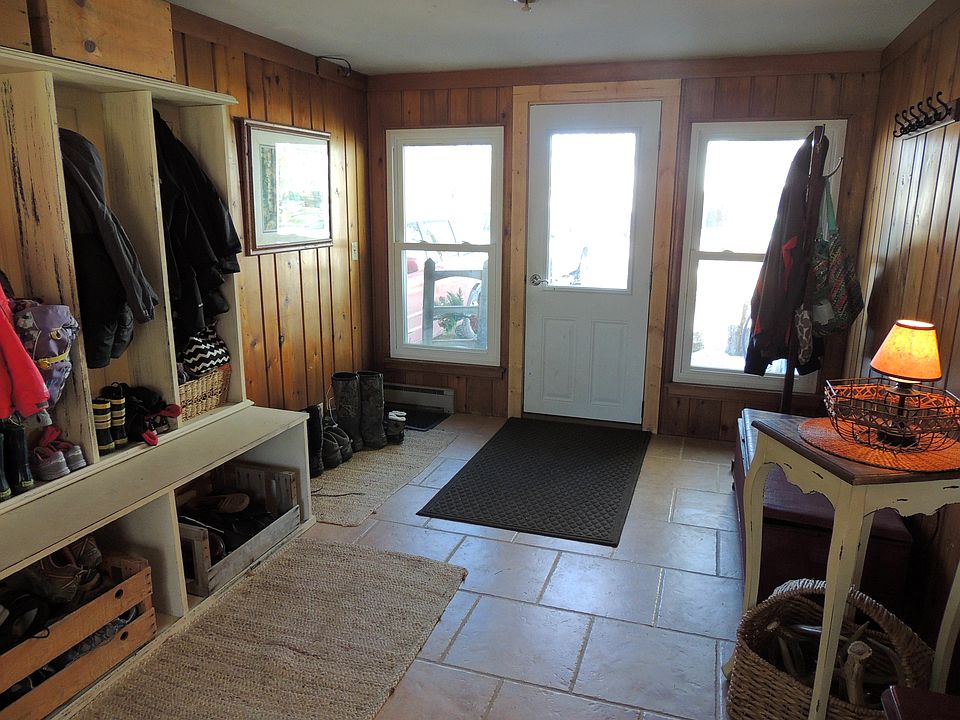 Spacious mudroom entry