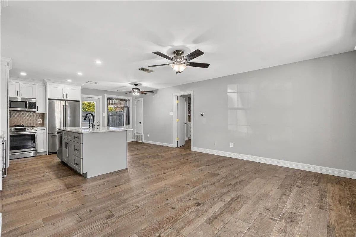 4 bed, 2.0 bath, 1300 sqft, $2,400 — Photo 4