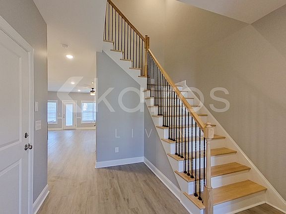2nd image of 3717 Oak Leaf Way #A