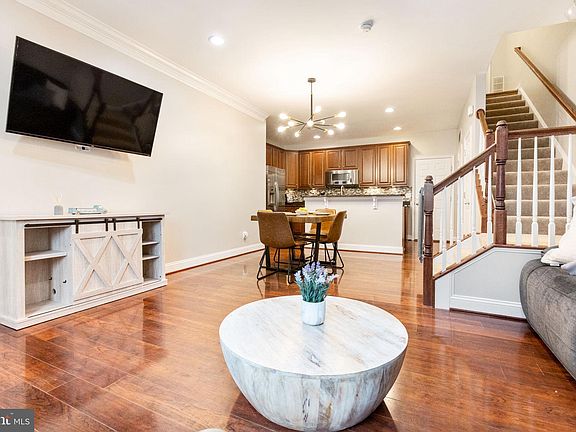 5th image of 20657 Sibbald Sq