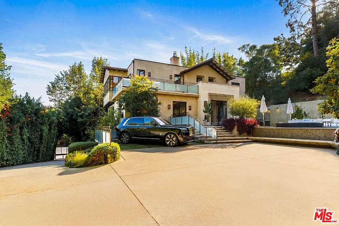7 bed, 10.0 bath, 7130 sqft, $45,000 — Photo 2